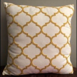 Quadrefoil pillow cover white&gold 24” on the diagonal